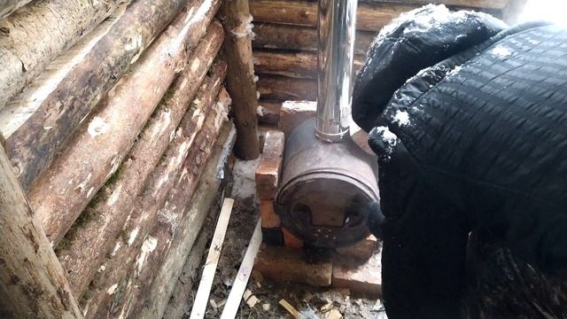 Стройка лачуги в лесу #17. Тестирую железную мини печь. Утепляю стены. Бушкрафт в лесу. смотреть онлайн