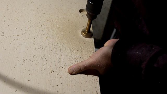 Сверление в ДСП паза под петлю сверлом Форстнера смотреть онлайн