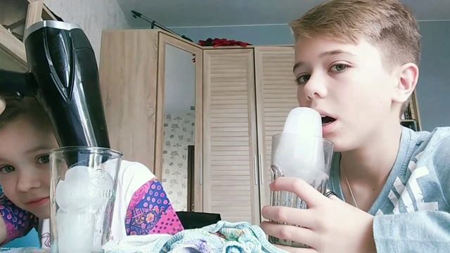 КТО БЫСТРЕЕ РАСТОПИТ ЛЁД ПОЛУЧИТ 500 РУБЛЕЙ/БАТЛ С МОЕЙ МЛАДШЕЙ СЕСТРЁНКОЙ! смотреть онлайн