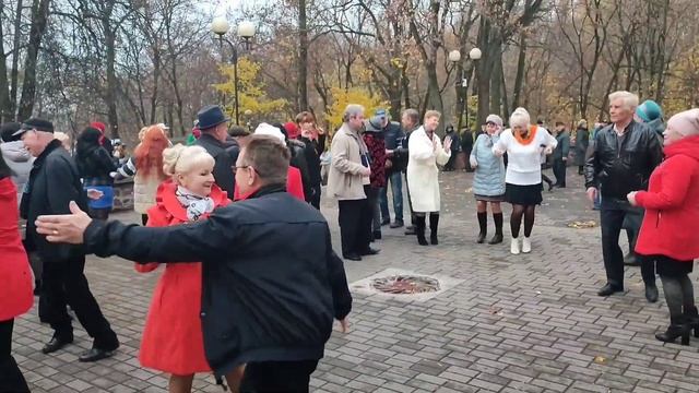 "ГДЕ-ТО ТАМ"... звучит на танцполе в Гомельском парке...29.10.2022года. смотреть онлайн
