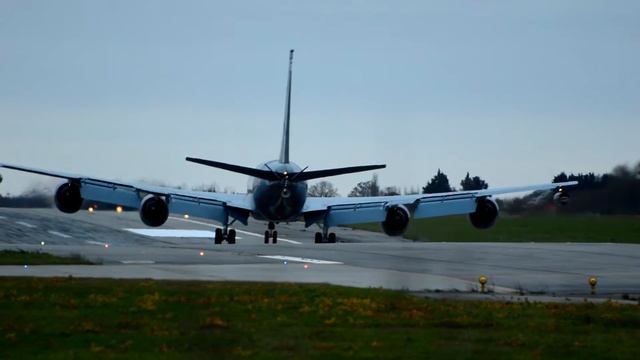 C135FR Ravitailleur low and Touch and Go Nantes Airport смотреть онлайн