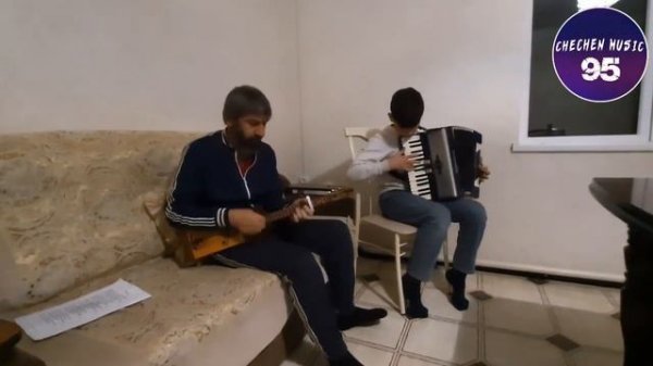 УВАЙС ШАРИПОВ ПОЕТ СВОЮ АВТОРСКУЮ ПЕСНЮ ВМЕСТЕ С СЫНОМ 2021