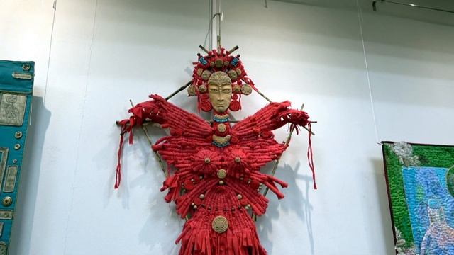 Проект "Знаки" клуба "Красный сарафан" - репортаж с выставки с представлением работ и авторов. смотреть онлайн