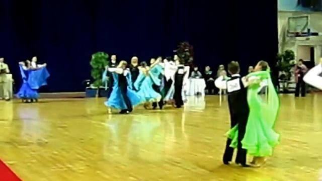 Рита( в зеленом платье) танцует стандарт. Это моя внучка. смотреть онлайн
