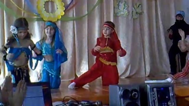 Восточный танец в Павлодарской школе.mp4 смотреть онлайн