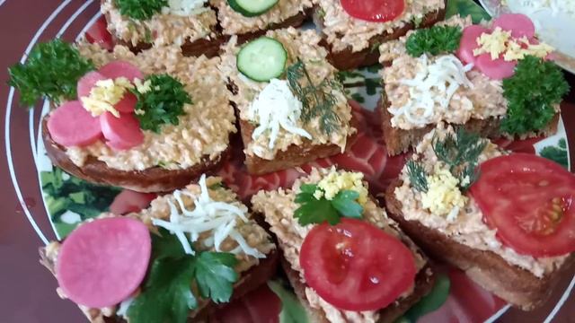 Грінки з килькою,сиром та яйцем. смотреть онлайн