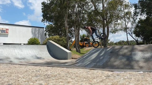 bmx line - Vader slide in to bar air смотреть онлайн