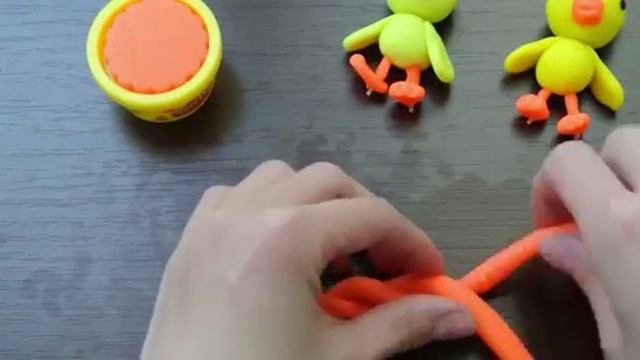 Поделки на Пасху своими руками. Пасхальный цыпленок. Лепим из пластилина Play Doh. смотреть онлайн