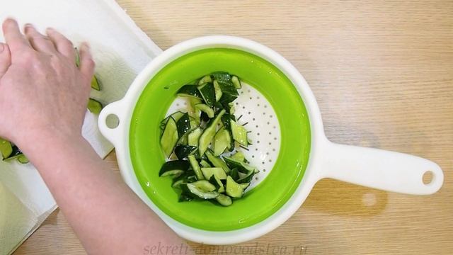 Битые огурцы по-китайски с кунжутом и орехами кешью — рецепт вкусного салата из огурцов (碎黄瓜在中国) смотреть онлайн