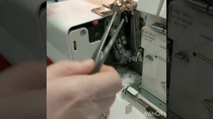 Заправка нижнего петлителя в оверлоке.