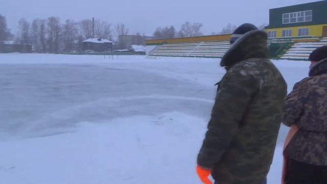 Начали заливать каток на городском стадионе смотреть онлайн