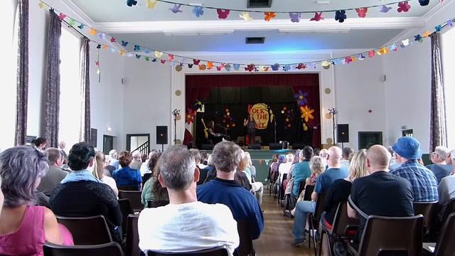 O'Hooley & Tidow performing My Old Banjo & Summat's Brewin' at Folk At The Hall 2015. смотреть онлайн