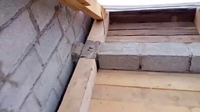 Дом садится идёт на излом, стены все в трещинах, крыша течет, нет армопояса деньги на ветер... смотреть онлайн