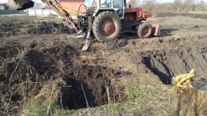 Экскаватор ЮМЗ копает дренаж. 6 марта 2020 г.
