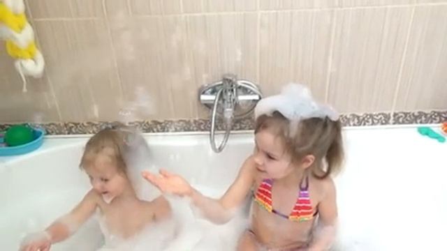 Ванная с пеной и пузырями! смотреть онлайн