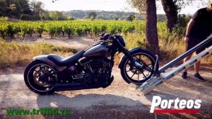 Рампа для перевозки мотоцикла в кузове пикапа.