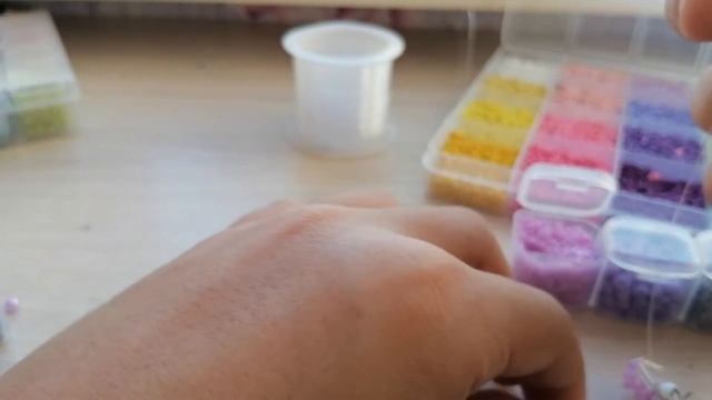 Как сплести колечко из бисера в бусинков в технике крестик смотреть онлайн
