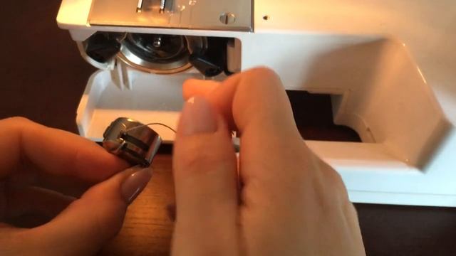 Как заправить нижнюю нить в швейной машинке смотреть онлайн