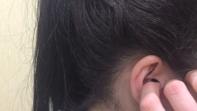 Как микронаушник капсула к1 виден в ухе у девушки.