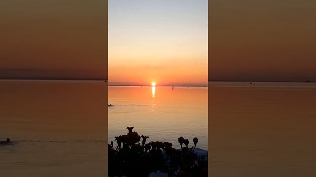 Феодосия рассвет на берегу моря. смотреть онлайн