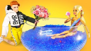 Барби и Кен зовут гостей на новоселье - Вечеринка в бассейне! Видео для девочек про куклу Барби
