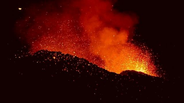 Piton de la Fournaise 2/5 - The blast furnace смотреть онлайн