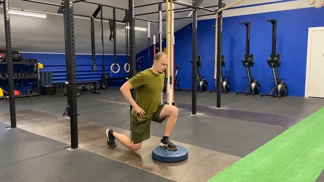 Сплит присед с передней ногой на возвышении / Front foot elevated split squat смотреть онлайн