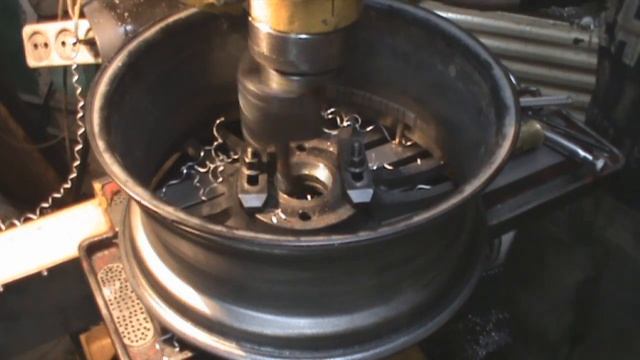 Расточка центрального отверстия, колесного диска. смотреть онлайн