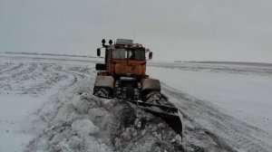 Трактор Кировец. Расчистка дорог.