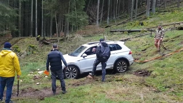 Vw Tiguan vs Suzuki Jimny vs Nissan Patrol Ford Maverik Offroad снова засадили Тигуана смотреть онлайн