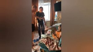 Иришка чики пики бьёт Монгола,Безумный Паша выкинул Иришку из дома!