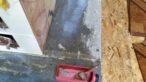 Укладка плитки на деревянный пол вокруг печи с применением плоского шифера