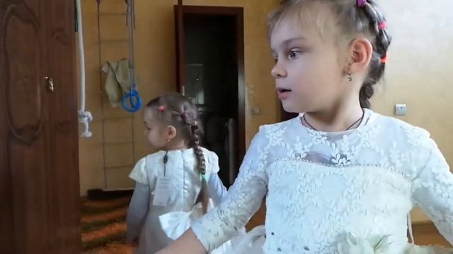Примеряем платья. смотреть онлайн