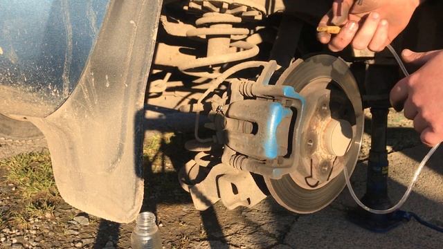 Рено Кенго 2 ЗАМЕНА ТОРМОЗНОЙ ЖИДКОСТИ! 1.5 dci Кенго 3. Ситан. Renault brake fluid DOT 4 change. смотреть онлайн