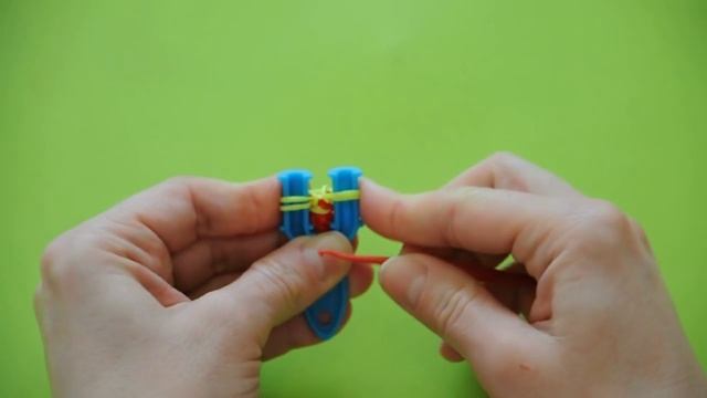 ❤Браслет из резинок. Рыбий хвост. Как сплести браслетик из резиночек в видеоуроке №9❤ смотреть онлайн