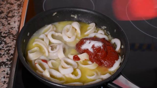 КОЛЬЦА КАЛЬМАРА В ВИННОМ СОУСЕ смотреть онлайн