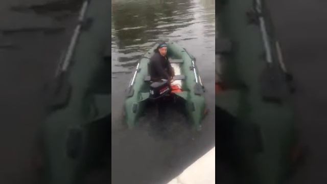 ПРИКОЛ МУЖИК НА ЛОДКЕ ОТЖЕГАЕТ УМОРА РЖАЧ 100% смотреть онлайн