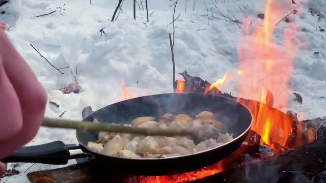 Вок с курицей и лапшой из Пятёрочки! Прямо на костре в лесу! смотреть онлайн