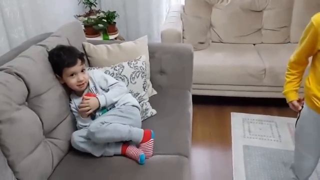 جاء صديق عمر كيرة وأخاف والدته! Ömer Kayra'nın Arkadaşı Görkem Geldi Annesi Ömer Kayra Zannetti смотреть онлайн