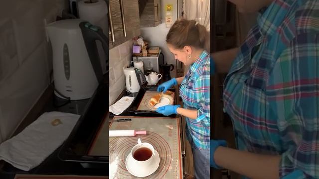 СЫРНИКИ ГОТОВЛЮ И КРУАССАНЫ. ПОСИДЕЛКИ С ЧАЕМ. смотреть онлайн