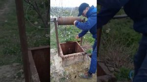 Чистка колодца грейфером. За день десять тачек песка