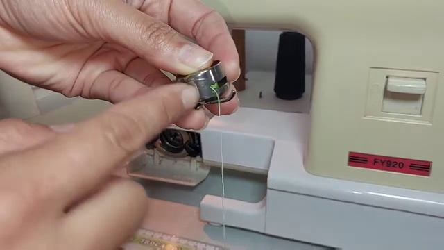 Como Colocar Linha Na Máquina De Costura YAMATA FY920 E Usar Seus Pontos