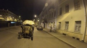 императрицы катаются на карете по центру Санкт-Петербурга