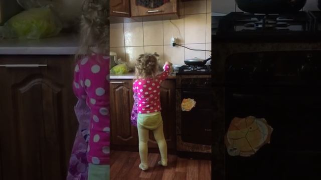 Когда очень хочется сахара из сахарницы , но Папа сказал нет смотреть онлайн