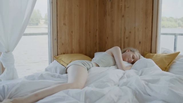 ДЕВУШКА в ПОСТЕЛИ! смотреть онлайн