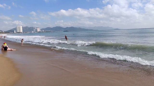 Пляж, волны в Нячанг Вьетнам 13 февраля 2019 смотреть онлайн