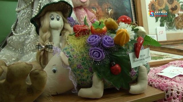 «Золотые руки наших мам» районная выставка проходит в центральной библиотеке смотреть онлайн