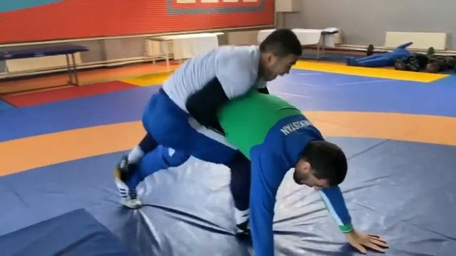 Задний пояс, показывает Акжол Махмудов смотреть онлайн