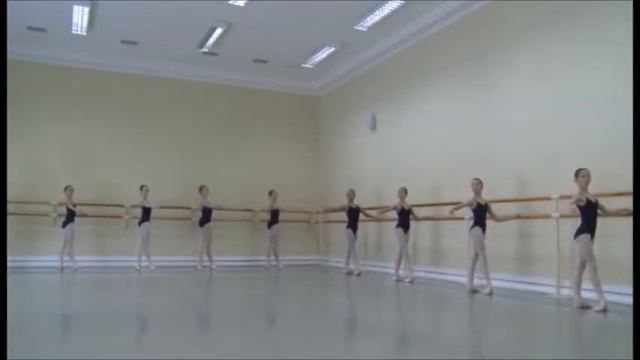 Método Vaganova 2 série: Barra - Demi Plié, Grand Plie, Relevé com pequeno Port de Bras смотреть онлайн