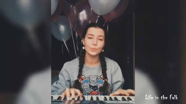 МИЛЫЕ ДЕВУШКИ С НЕЖНЫМИ ГОЛОСАМИ ПЕРЕПИВАЮТ ХИТЫ смотреть онлайн